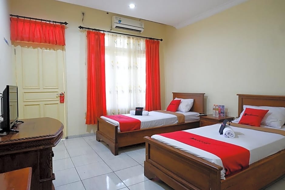 RedDoorz Plus near Stadion Wijaya Kusuma