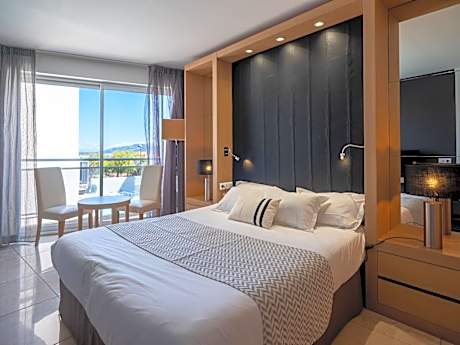 M - Double or Twin Room - Pool Side