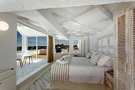 Deluxe Suite with Sea View