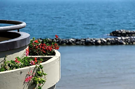 One Bedroom Apartment with Lateral Sea View