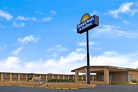 Days Inn & Suites by Wyndham Santa Rosa