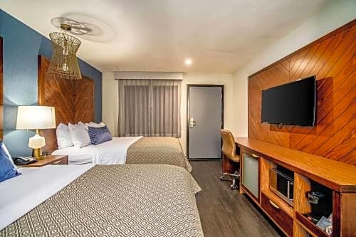 818 Hotel + Pool, Ascend Hotel Collection – Woodland Hills, CA