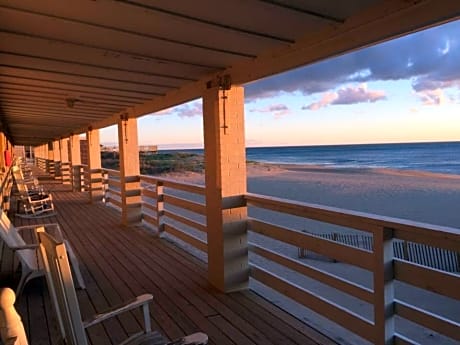 2nd Floor: Oceanfront efficiency with 3 queen beds