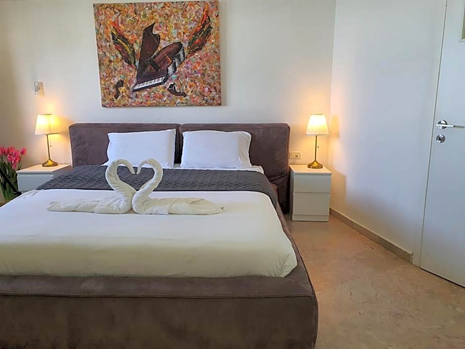 שירת הים -עם מרפסת עץ ובריכת זרמים פרטית חוף צאנז לציבור החרדי