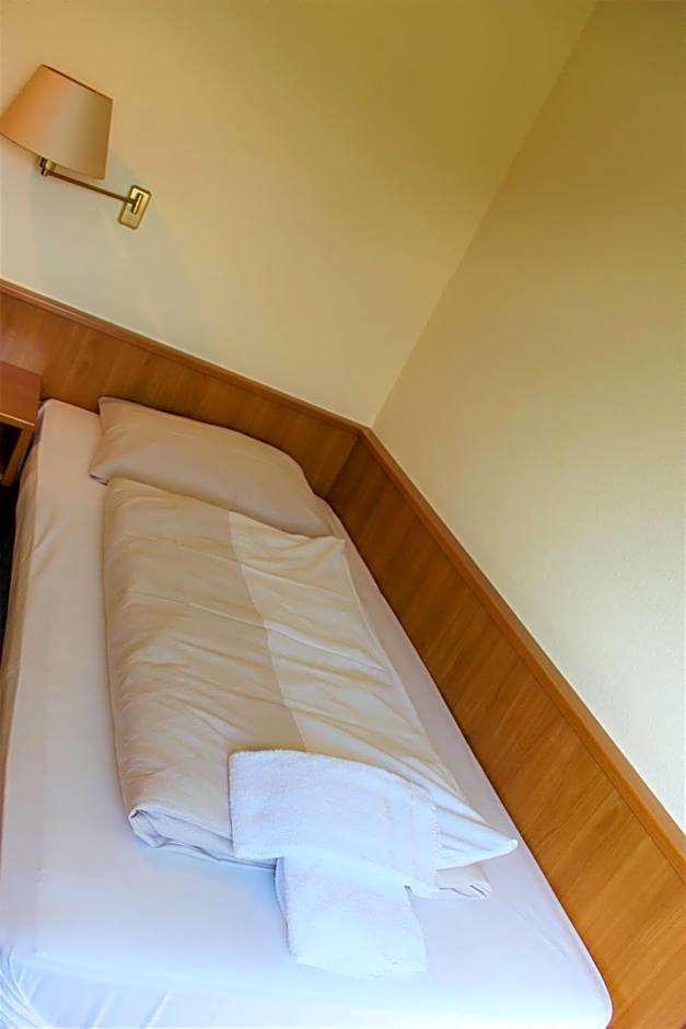 Hotel Alsterquelle 24h Check-in, Free Parking and WiFi