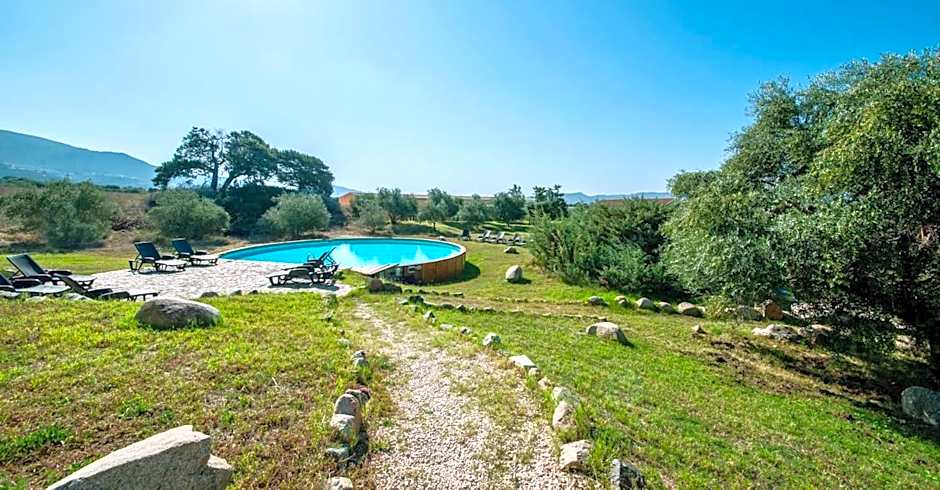 Lofts with private outdoor area and swimming-pool in Badesi