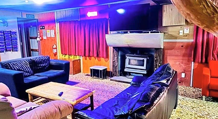 The Crossing Lodge and Backpackers