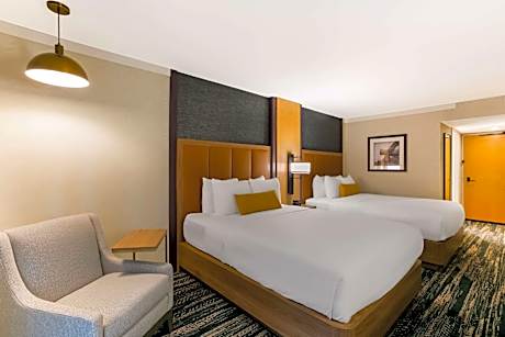 2 Queen Beds Non-Smoking Pool View Work Desk Microwave And Refrigerator Wi-Fi