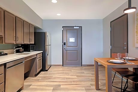 1King Mobilty/Hearing Access Tub Suite