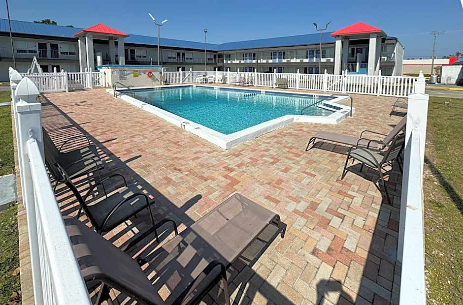 Studio 6-Englewood, FL