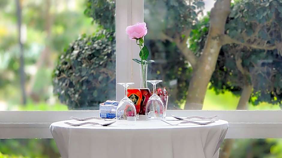 La Vie En Rose Hotel