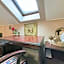 Rabbit's Loft - 2 Bedrooms, Theme Room, Free Parking