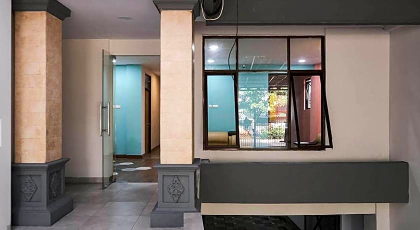 RedDoorz Plus near Taman Anggrek Mall