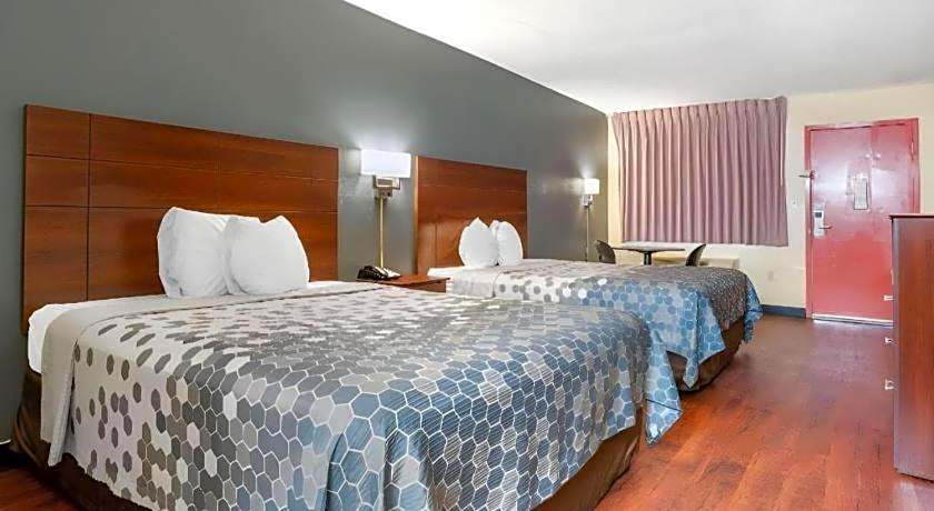 Econo Lodge Inn & Suites Forest