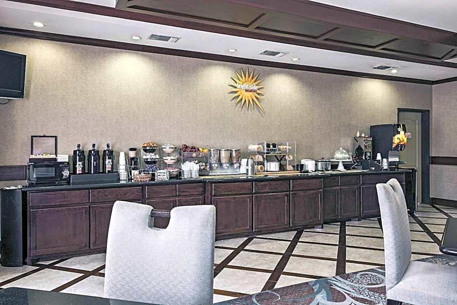 La Quinta Inn & Suites by Wyndham DFW Airport West - Euless