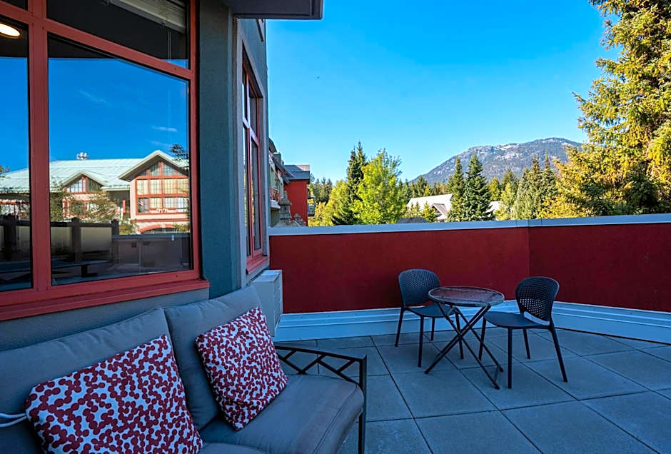 Alpenglow Lodge Large Studio with Dedicated Work Space by MVA