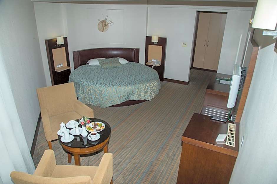 Mom Hotel