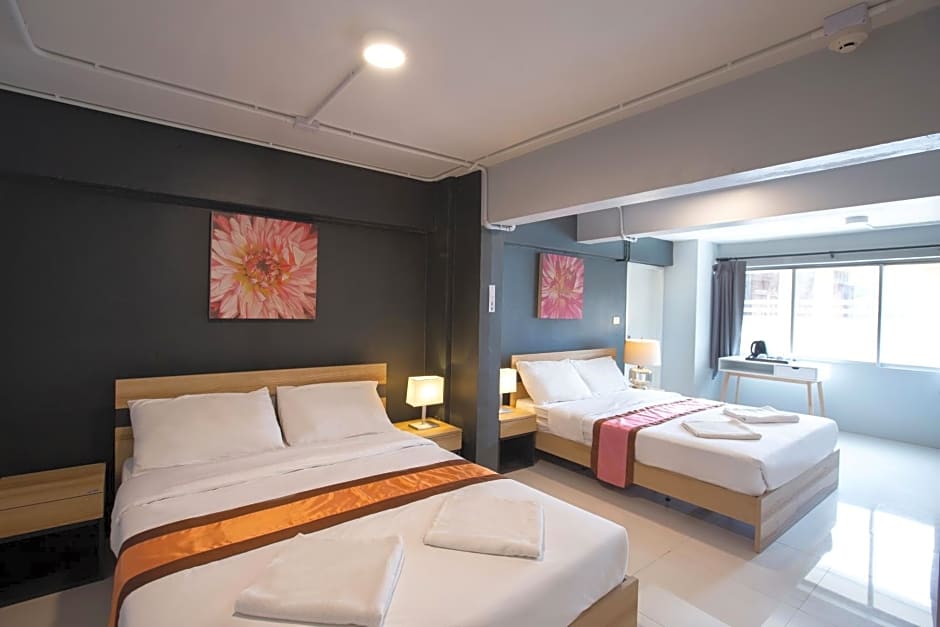 185@Surawong Residence