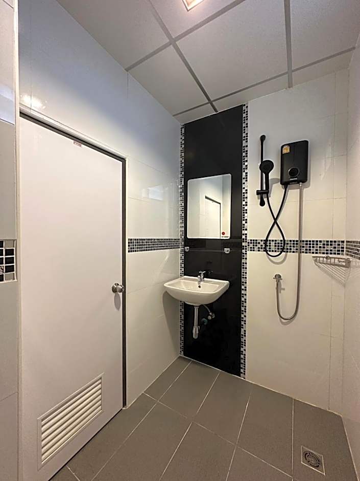 Klaang Muang Hotel (โรงแรมกลางเมือง)