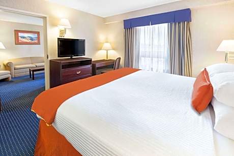 King Suite - Non-Smoking