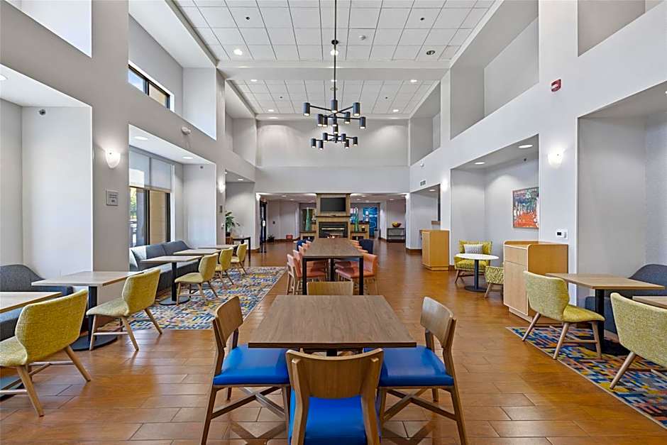 Hampton Inn By Hilton And Suites Madera