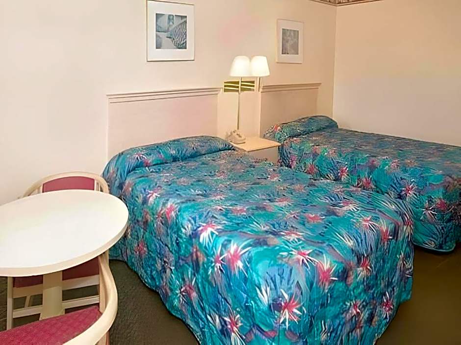 Econo Lodge Pearl
