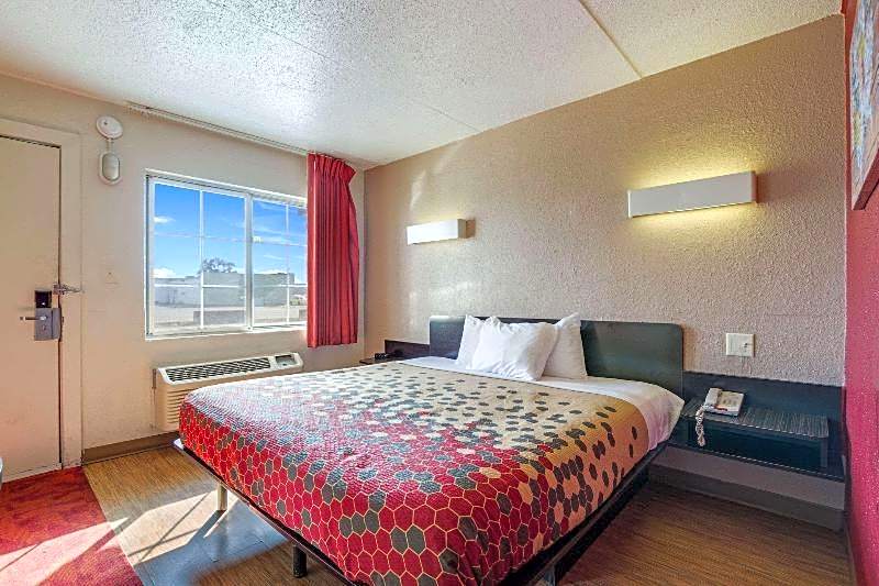 Econo Lodge Inn & Suites