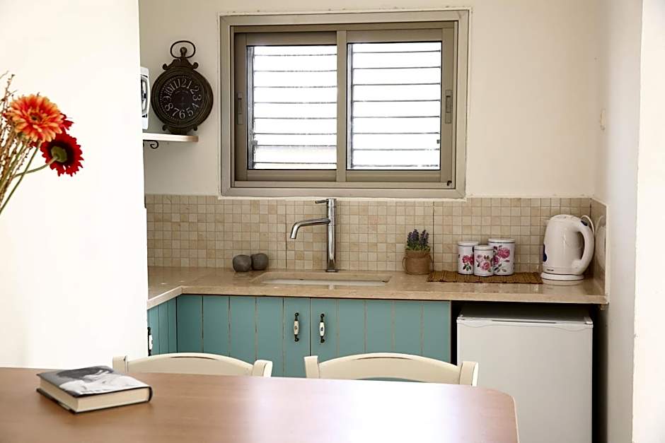 קיבוץ אילות - חדרי אירוח עם בריכה משותפת