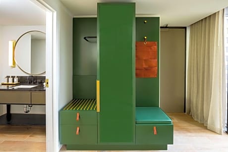 1 King Hearing/Mobility Accessible Ri Shower