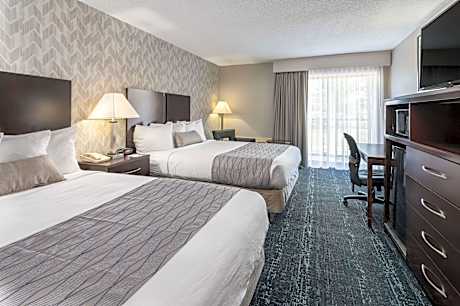 2 Queen Beds Non-Smoking Microwave And Refrigerator Wi-Fi Full Breakfast