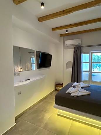 Deluxe Double Room with Side Sea View