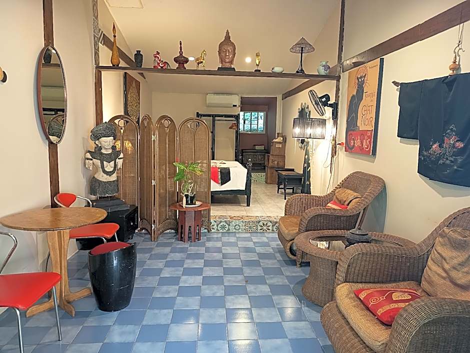 Baan Si Khao yanui