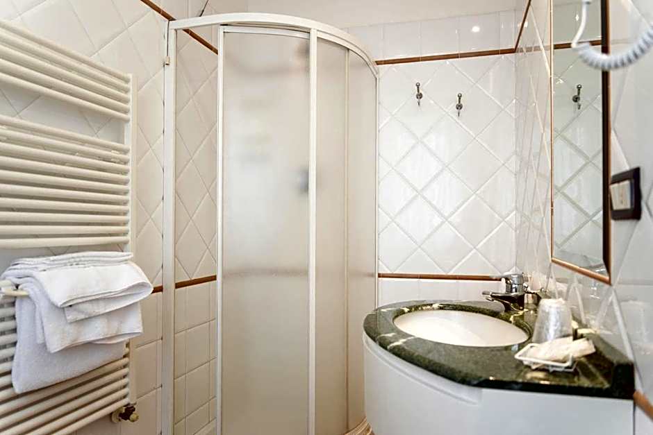 Photo 1 of 4 of Single Room