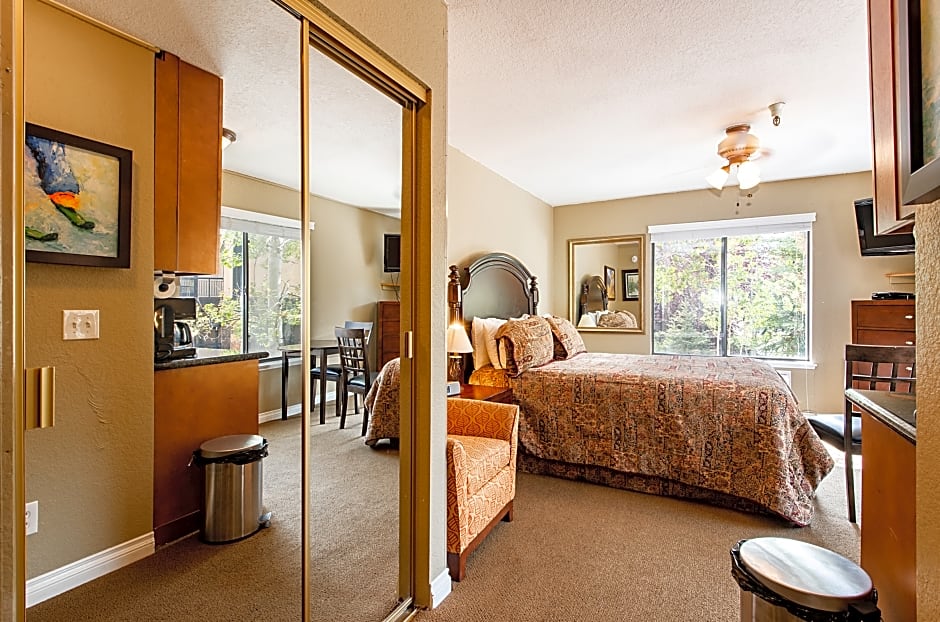 Carriage House Condominiums by All Seasons Resort Lodging