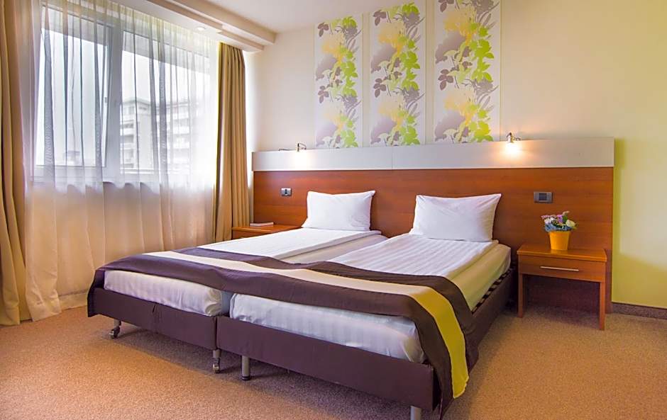 Hotel Forum - Free Parking for cars