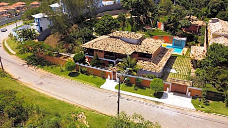 Belíssima Casa com extensa área externa - piscina, sauna, churrasqueira e campo de futebol - com 5 suítes e a 500 metros da Rua das Pedras