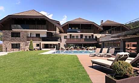 Aparthotel Familiaris - Family Apartments - Pools & Spa in Dolomites