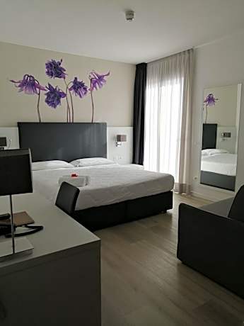 Deluxe Suite with Lateral Sea View
