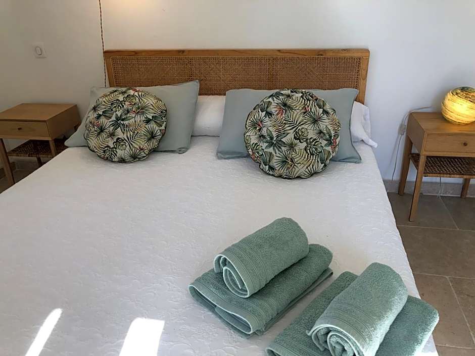 Chambre hôtes Les Garrigues CUCURON
