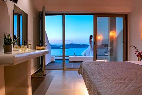 Junior Suite with Caldera View