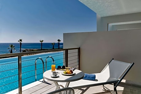 Family Room, Pool Access, Sea View (Executive) (1 Double Bed and 2 Twin Beds)