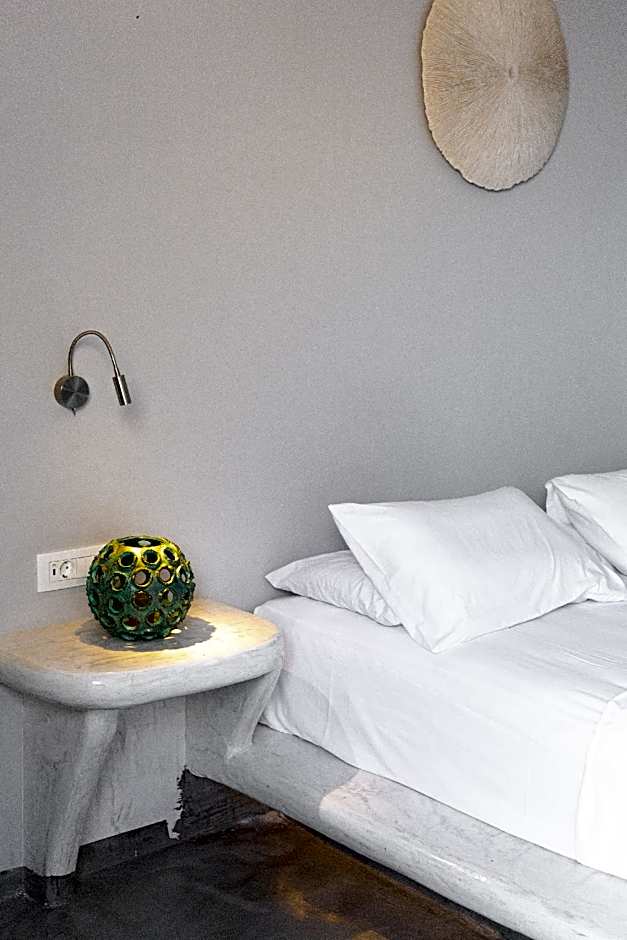 Demilmar Luxury Suites – Perissa, UT