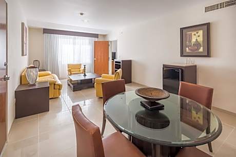 1 King Bed One-Bedroom Suite Non-Smoking