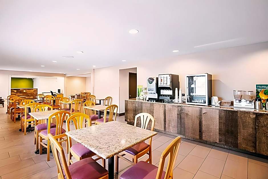 Norwood Inn & Suites Milwaukee