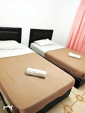 Twin Room (shared bathroom)