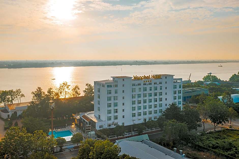 Van Phat Riverside Hotel