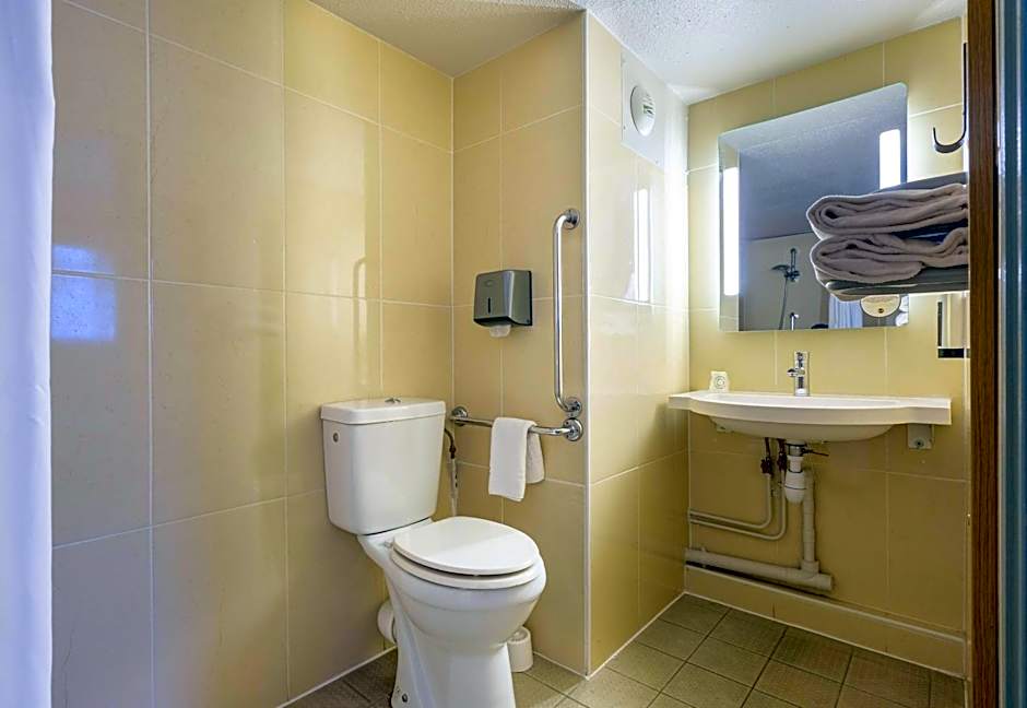 B&B HOTEL CHARTRES Le Forum