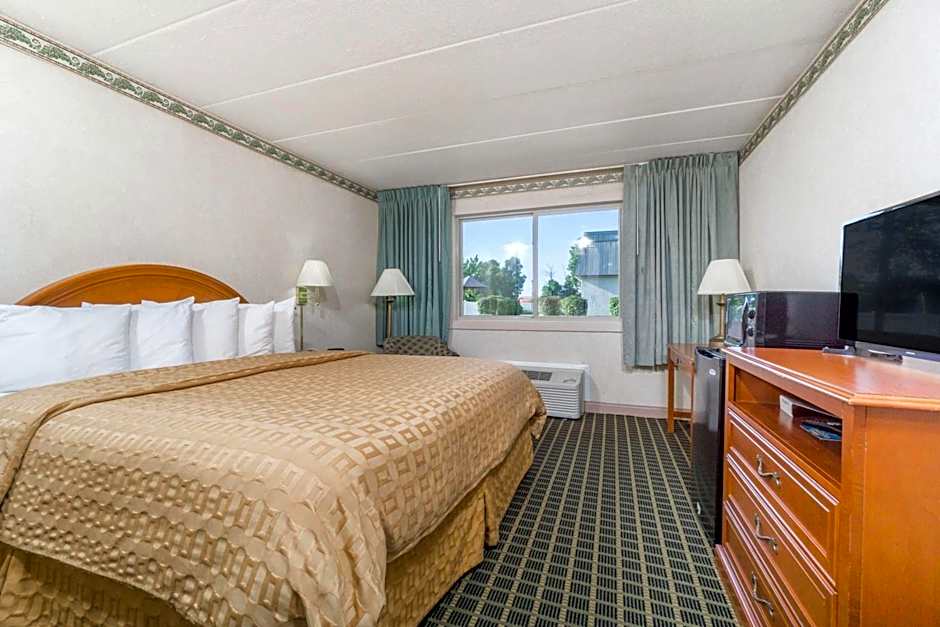 Days Inn & Suites by Wyndham Columbus East Airport