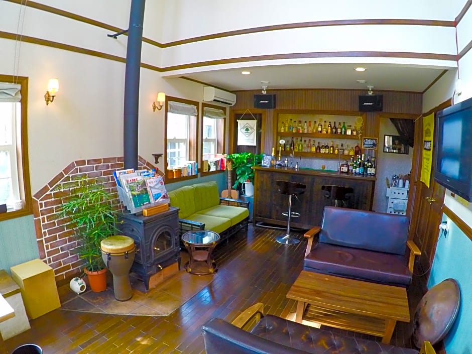 Iza Kamakura Guest House and Bar