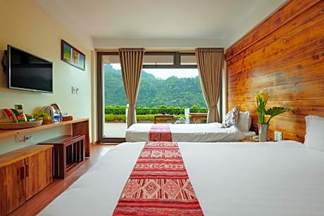 Deluxe Triple Panoramic City View with Terrace